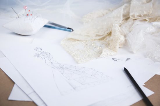 découvrez l'univers fascinant de la haute couture, où créativité et artisanat se rejoignent pour donner vie à des créations uniques et luxueuses. explorez les tendances, les couturiers emblématiques et l'art du sur-mesure qui transcendent le simple vêtement.