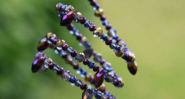 découvrez l'univers exceptionnel de la haute joaillerie, où l'artisanat raffiné et les pierres précieuses s'unissent pour créer des pièces uniques. explorez des créations éblouissantes qui subliment votre élégance et affirment votre style.