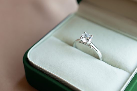 découvrez notre collection de bijoux fins, alliant élégance et sophistication. un choix raffiné de pièces uniques pour sublimer toutes vos tenues et mettre en valeur votre personnalité.