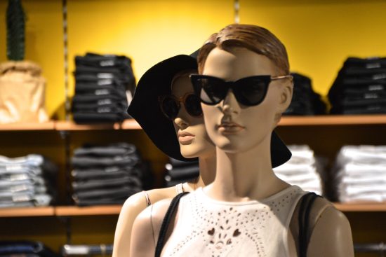 découvrez l'univers fascinant de la haute couture, où l'art du vêtement se mêle à l'élégance et à l'innovation. explorez les créations des plus grands designers, les tendances incontournables et les coulisses de cet art raffiné.