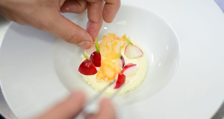 découvrez l'art de la gastronomie raffinée, où chaque plat est une œuvre d'art, alliant saveurs exquises et présentation élégante. explorez des recettes innovantes et des techniques culinaires qui élèvent la cuisine à un niveau d'exception.