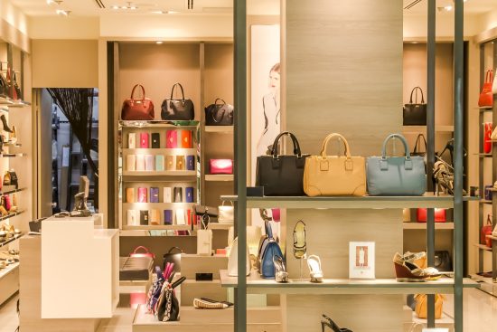 découvrez l'expérience du personal shopping : un service sur mesure pour vous aider à trouver les vêtements et accessoires qui reflètent votre style et vos besoins, tout en vous faisant gagner du temps et en rendant le shopping agréable.
