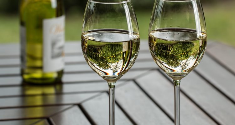 découvrez l'univers du vin : histoires, cépages, accords mets-vins et conseils de dégustation. plongez dans la richesse des terroirs et savourez chaque goutte.