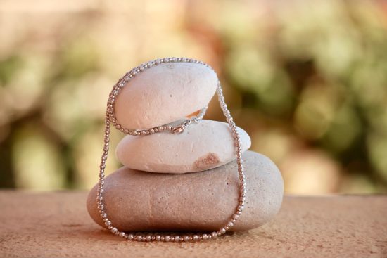 découvrez notre collection exclusive de bracelets de luxe, alliant élégance et qualité artisanale. offrez-vous ou à vos proches des pièces uniques qui sauront sublimer chaque tenue avec raffinement.