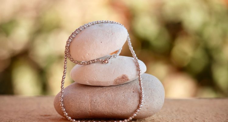 découvrez notre collection exclusive de bracelets de luxe, alliant élégance et qualité artisanale. offrez-vous ou à vos proches des pièces uniques qui sauront sublimer chaque tenue avec raffinement.