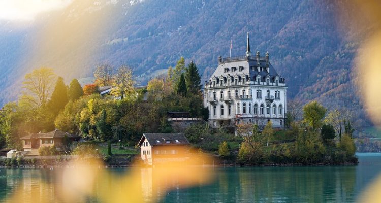 découvrez l'élégance intemporelle des montres suisses, alliant précision, artisanat exceptionnel et design raffiné. explorez notre collection de montres suisses de luxe, parfaites pour chaque occasion.